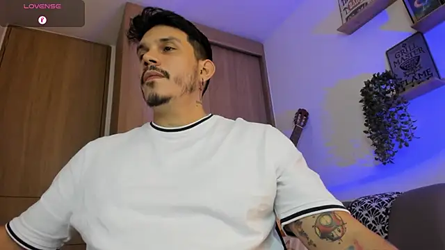 Snapshot of alejandro_stark chatting on 06/20/26, 10:56 alejandro stark online show from 06/20/26, 10:56