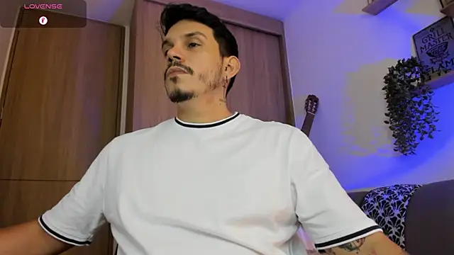 Snapshot of alejandro_stark chatting on 07/03/26, 10:43 alejandro stark online show from 07/03/26, 10:43