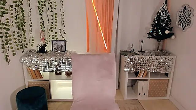 mia x love online show from 12/21/25, 06:53