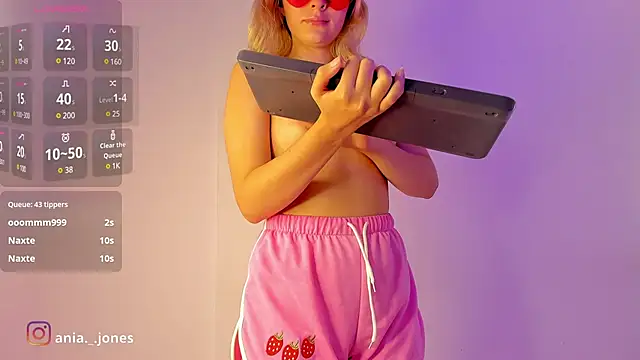 Snapshot of Ania_jones chatting on 12/28/24, 02:11 Ania jones online show from 12/28/24, 02:11