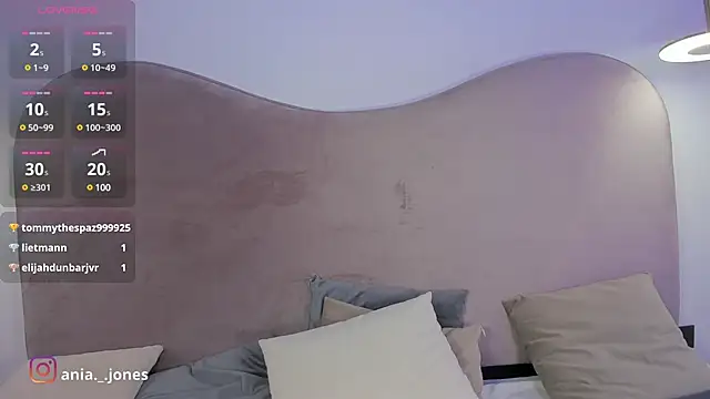 Snapshot of Ania_jones chatting on 01/02/25, 11:27 Ania jones online show from 01/02/25, 11:27