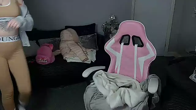 Snapshot of Red_firesquirt chatting on 12/16/24, 02:38 Red firesquirt online show from 12/16/24, 02:38