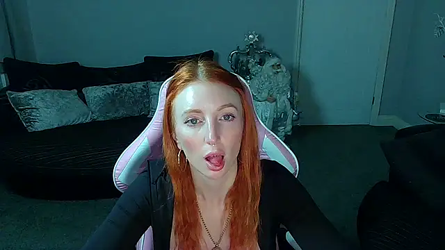 Snapshot of Red_firesquirt chatting on 12/17/24, 02:22 Red firesquirt online show from 12/17/24, 02:22