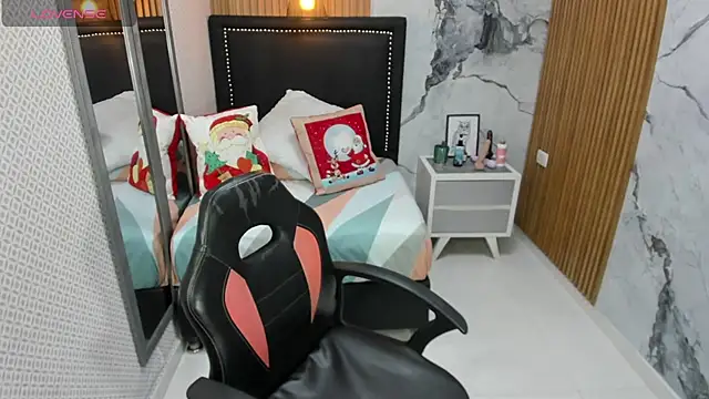 LORENADAVIES online show from 11/25/25, 07:03