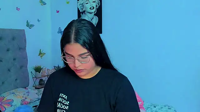 Snapshot of mabellfox chatting on 12/10/24, 07:11 mabellfox online show from 12/10/24, 07:11