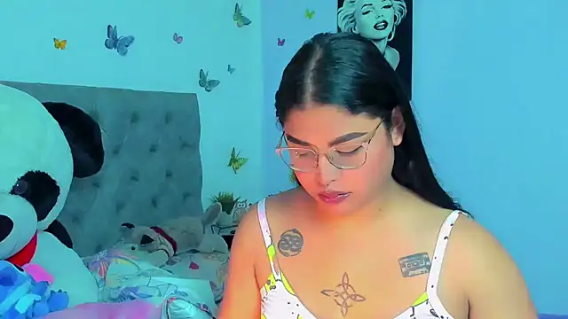 Snapshot of mabellfox chatting on 12/15/24, 03:31 mabellfox online show from 12/15/24, 03:31