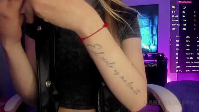 Snapshot of TiffanyBela chatting on 03/17/25, 12:19 TiffanyBela online show from 03/17/25, 12:19