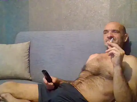 Snapshot of skorpibg65 chatting on 11/17/25, 02:12 skorpibg65 online show from 11/17/25, 02:12