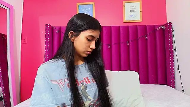 littlee emilyy  online show from 01/22/25, 02:48