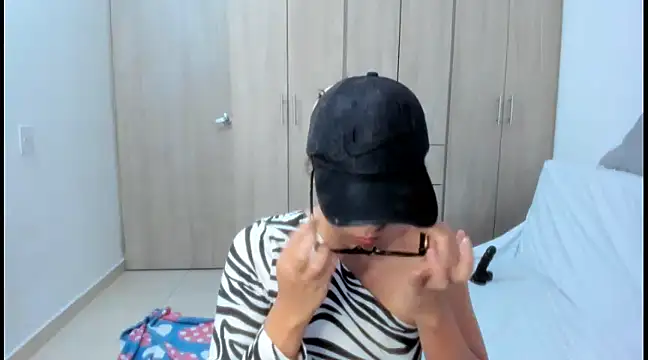 Snapshot of Hana_Zurah chatting on 02/04/25, 10:45 Hana Zurah online show from 02/04/25, 10:45