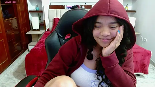 laureentt  online show from 02/07/25, 10:08