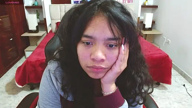 laureentt  online show from 02/21/25, 09:24