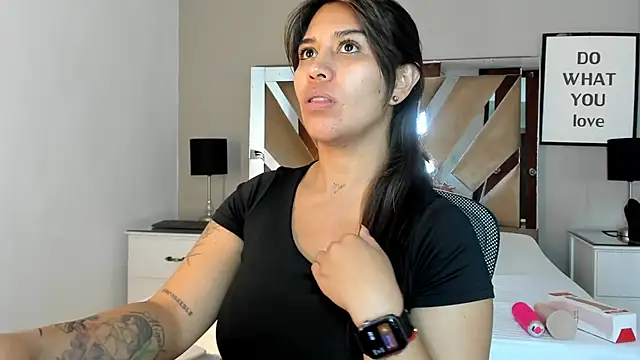 sharlott18 online show from 12/18/24, 03:22