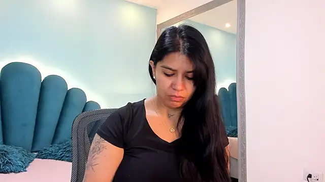 sharlott18 online show from 11/22/25, 11:09