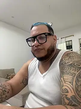 Snapshot of Latino_bigcock chatting on 12/19/24, 01:18 Latino bigcock online show from 12/19/24, 01:18