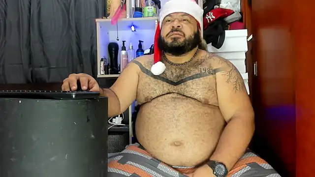 Snapshot of Latino_bigcock chatting on 12/29/24, 02:17 Latino bigcock online show from 12/29/24, 02:17