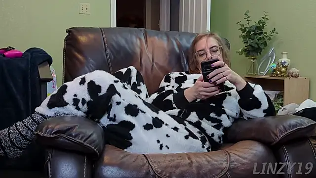 Snapshot of Linzy_19 chatting on 01/12/25, 03:17 Linzy 19 online show from 01/12/25, 03:17