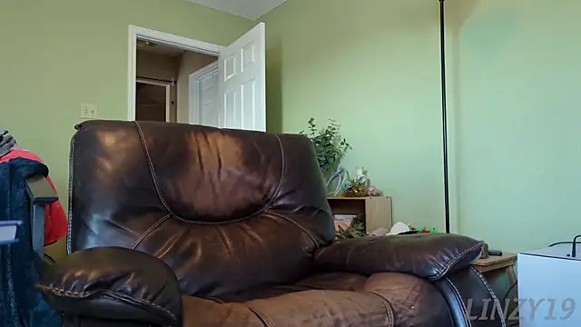 Snapshot of Linzy_19 chatting on 01/12/25, 03:57 Linzy 19 online show from 01/12/25, 03:57