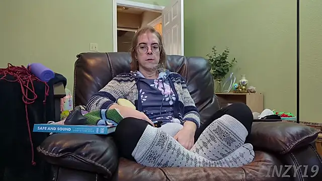 Snapshot of Linzy_19 chatting on 01/13/25, 06:16 Linzy 19 online show from 01/13/25, 06:16