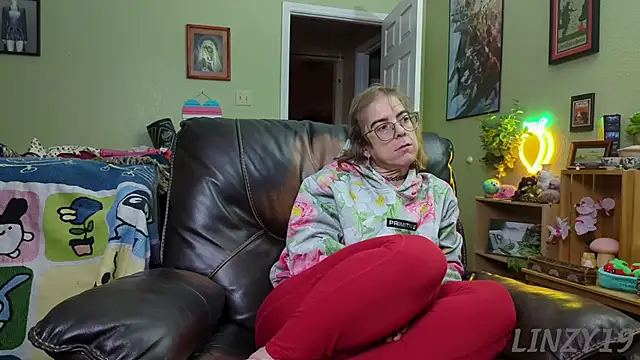 Snapshot of Linzy_19 chatting on 01/24/25, 03:54 Linzy 19 online show from 01/24/25, 03:54