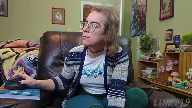 Snapshot of Linzy_19 chatting on 01/24/25, 04:17 Linzy 19 online show from 01/24/25, 04:17