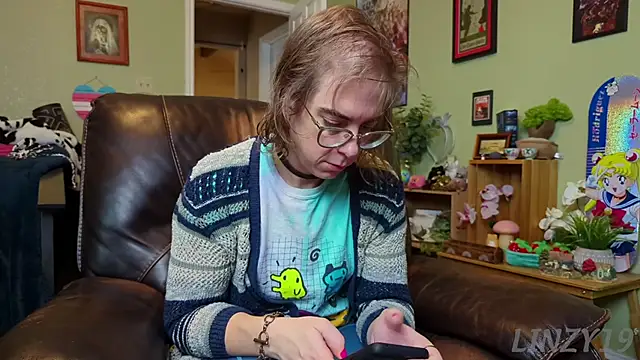 Snapshot of Linzy_19 chatting on 01/28/25, 04:41 Linzy 19 online show from 01/28/25, 04:41