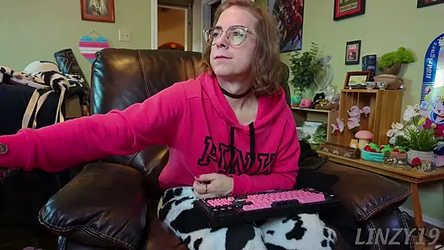 Snapshot of Linzy_19 chatting on 01/29/25, 04:52 Linzy 19 online show from 01/29/25, 04:52