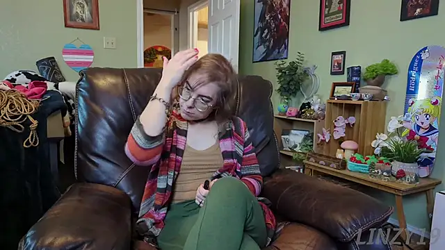 Snapshot of Linzy_19 chatting on 01/29/25, 10:22 Linzy 19 online show from 01/29/25, 10:22