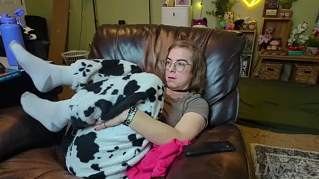 Snapshot of Linzy_19 chatting on 01/31/25, 04:14 Linzy 19 online show from 01/31/25, 04:14