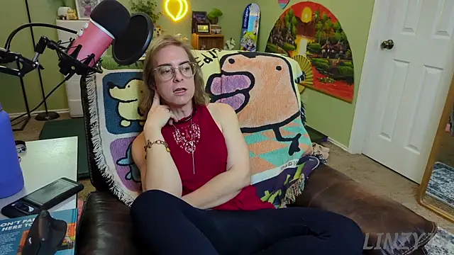 Snapshot of Linzy_19 chatting on 02/05/25, 12:31 Linzy 19 online show from 02/05/25, 12:31