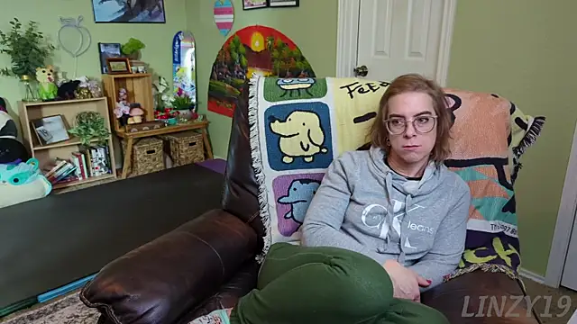 Snapshot of Linzy_19 chatting on 02/13/25, 10:00 Linzy 19 online show from 02/13/25, 10:00