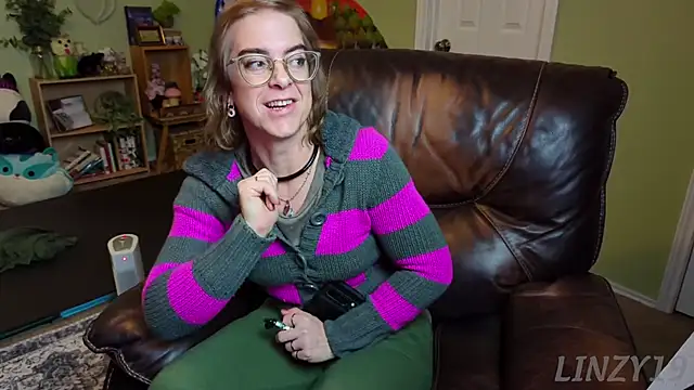 Snapshot of Linzy_19 chatting on 02/14/25, 03:33 Linzy 19 online show from 02/14/25, 03:33