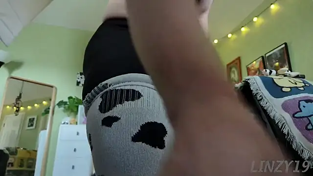 Snapshot of Linzy_19 chatting on 02/14/25, 07:02 Linzy 19 online show from 02/14/25, 07:02