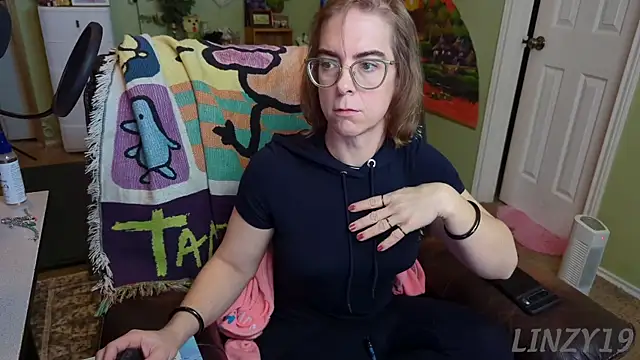 Snapshot of Linzy_19 chatting on 02/16/25, 06:43 Linzy 19 online show from 02/16/25, 06:43