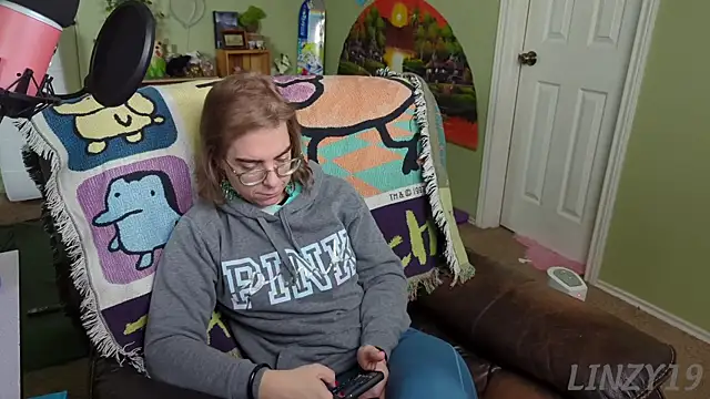 Snapshot of Linzy_19 chatting on 02/21/25, 05:20 Linzy 19 online show from 02/21/25, 05:20