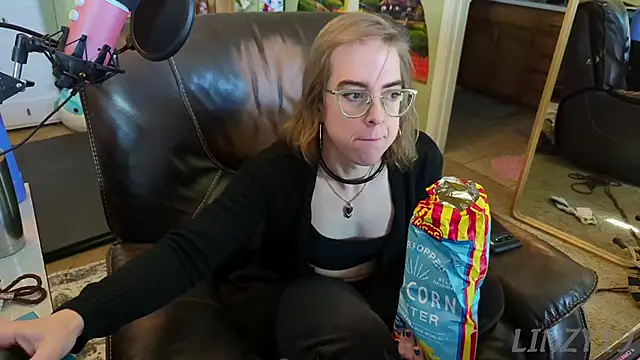 Snapshot of Linzy_19 chatting on 02/24/25, 07:30 Linzy 19 online show from 02/24/25, 07:30