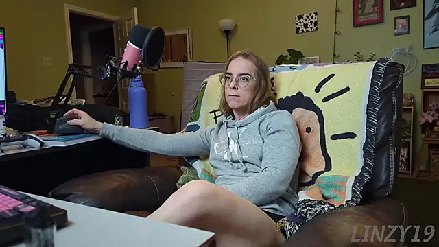 Snapshot of Linzy_19 chatting on 03/05/25, 02:36 Linzy 19 online show from 03/05/25, 02:36