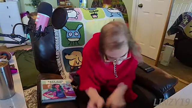 Snapshot of Linzy_19 chatting on 03/10/25, 04:35 Linzy 19 online show from 03/10/25, 04:35