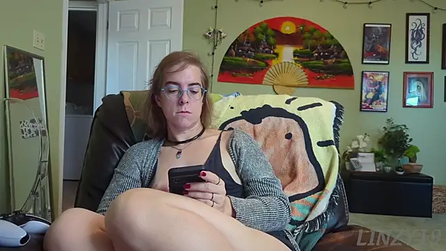 Snapshot of Linzy_19 chatting on 09/25/25, 02:21 Linzy 19 online show from 09/25/25, 02:21