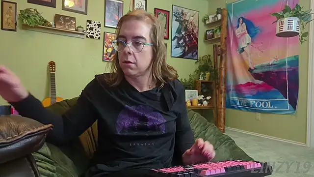 Linzy 19 online show from 11/10/25, 05:28