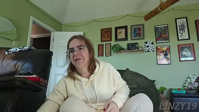 Linzy 19 online show from 11/10/25, 05:34