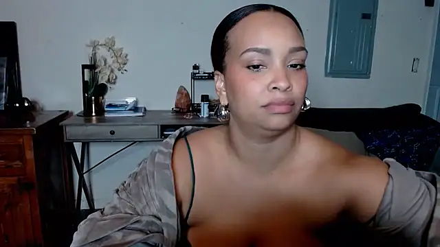 Snapshot of SashaEstrella chatting on 10/25/25, 06:43 SashaEstrella online show from 10/25/25, 06:43
