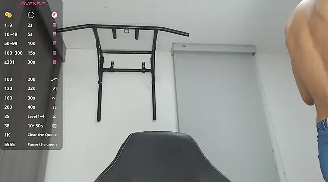 Snapshot of russthiago chatting on 01/17/25, 01:15 russthiago online show from 01/17/25, 01:15