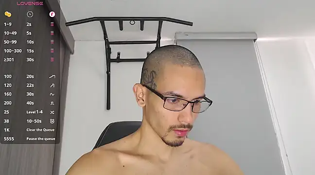 Snapshot of russthiago chatting on 02/10/25, 01:11 russthiago online show from 02/10/25, 01:11