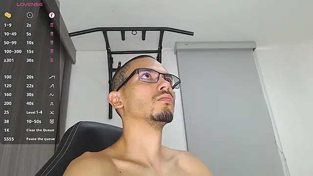 Snapshot of russthiago chatting on 02/20/25, 02:02 russthiago online show from 02/20/25, 02:02