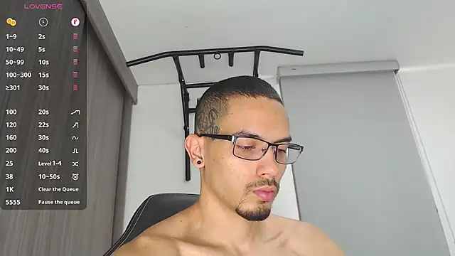 Snapshot of russthiago chatting on 02/28/25, 01:03 russthiago online show from 02/28/25, 01:03