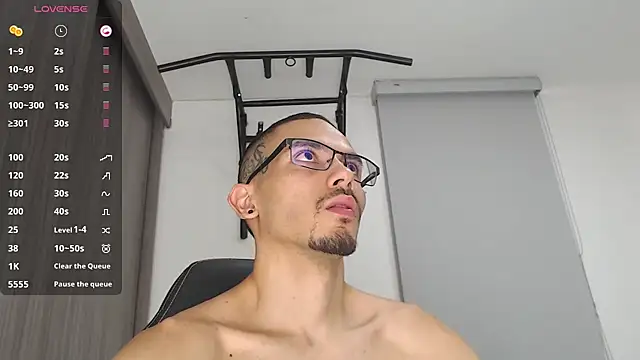 Snapshot of russthiago chatting on 03/10/25, 01:32 russthiago online show from 03/10/25, 01:32