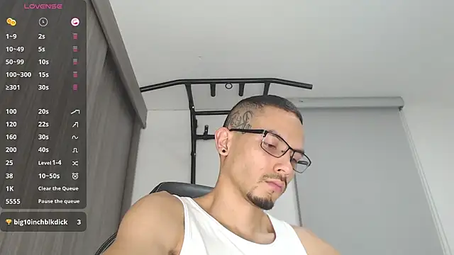 Snapshot of russthiago chatting on 03/21/25, 08:08 russthiago online show from 03/21/25, 08:08