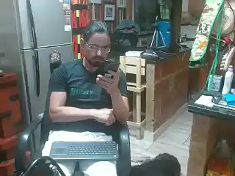 Snapshot of Dr_Pocholate84 chatting on 01/12/25, 12:28 Dr Pocholate84 online show from 01/12/25, 12:28