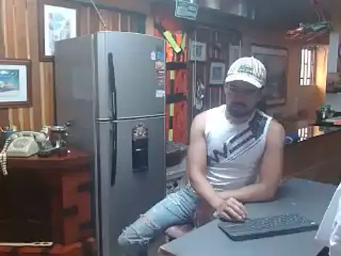 Snapshot of Dr_Pocholate84 chatting on 02/01/25, 08:37 Dr Pocholate84 online show from 02/01/25, 08:37